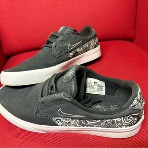 Nike SB Shane Premium “Dark smoke grey paisley”
Men’s size 8